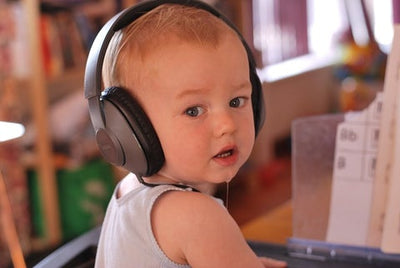 Hören beim Baby: Wie sich das Hörvermögen beim Säugling entwickelt