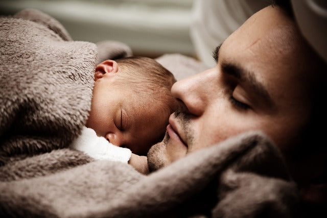 Baby schläft nicht ein, obwohl es müde ist: Gründe und was heute Abend hilft